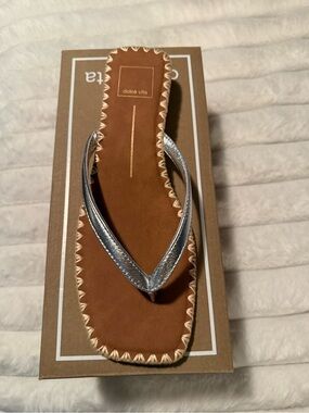Dolce Vita Silver Leather Flip Flop Sandal - Women's 9.5